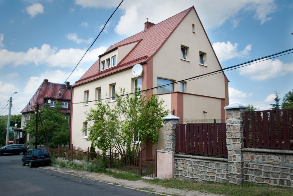 Guest House Wanda Валбжих Екстериор снимка